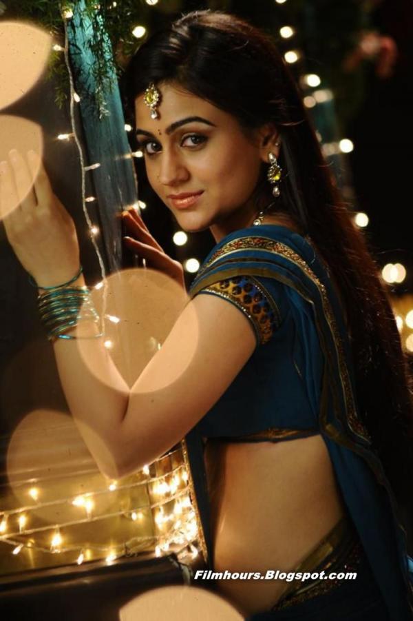 Aksha Pardasany Hot In Saree Veethi