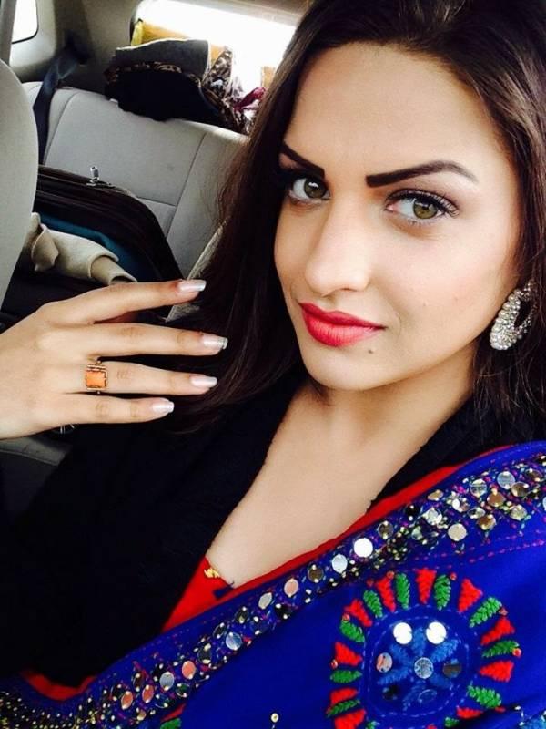 Himanshi Khurana Hot And Sexy Stills Veethi 