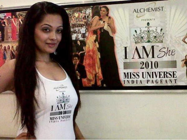 Beauty Queen Sheena Chohan Veethi 