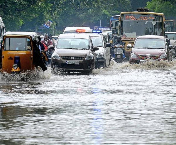 Vehicles Moving through the Rain Water in Chennai | Veethi