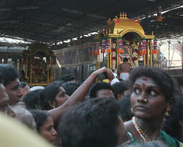 Devotees watching Ther procession | Veethi