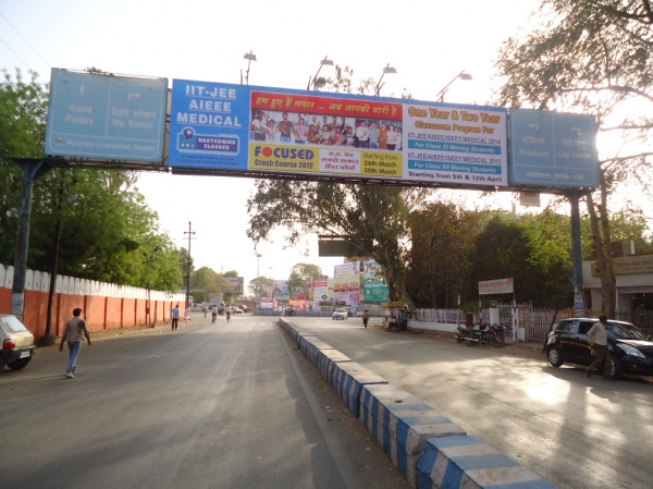 Road Sign Board Near Gwalior Railway Station | Veethi