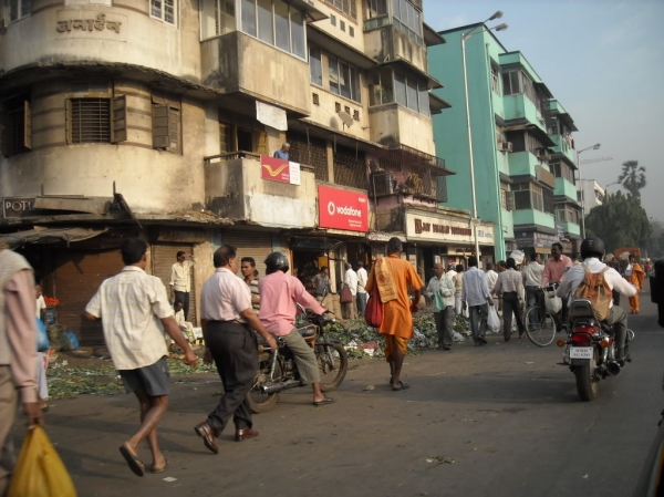 People walking in busy street in Mumbai | Veethi