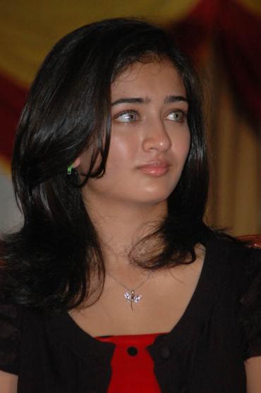 Akshara Haasan Stylish Look | Veethi