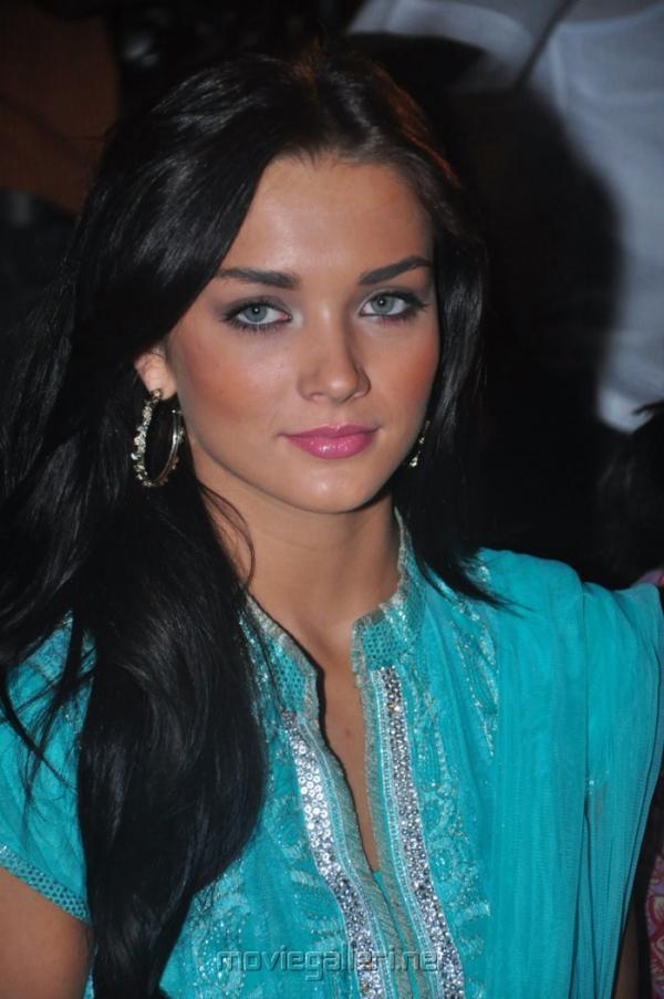 Amy Jackson Cute Photo | Veethi