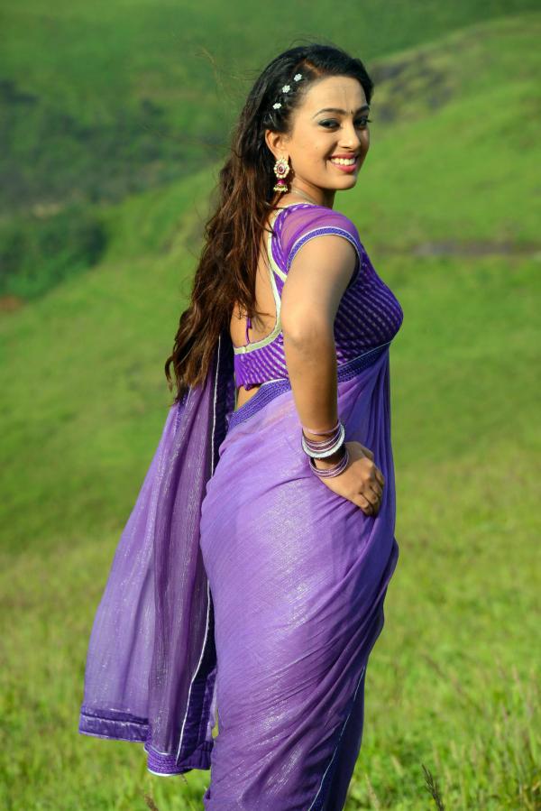 Ester Noronha in Blue Saree | Veethi