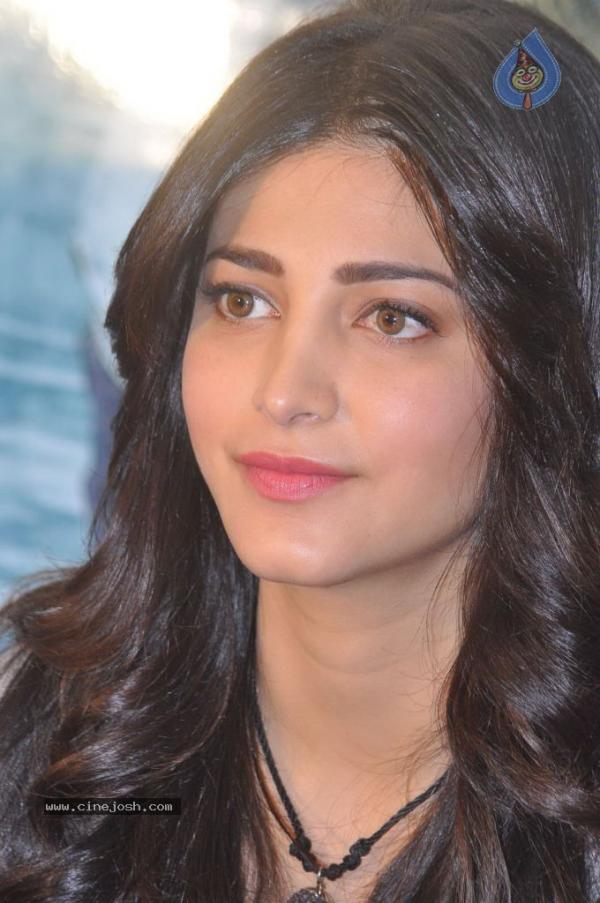 Cute Shruti Haasan | Veethi